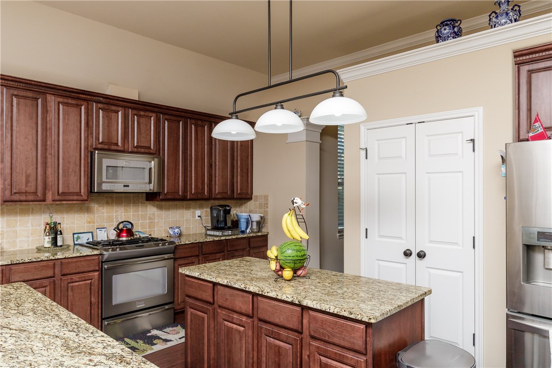 305 Hogan Portland, TX 78374 - Photo 13 of 40