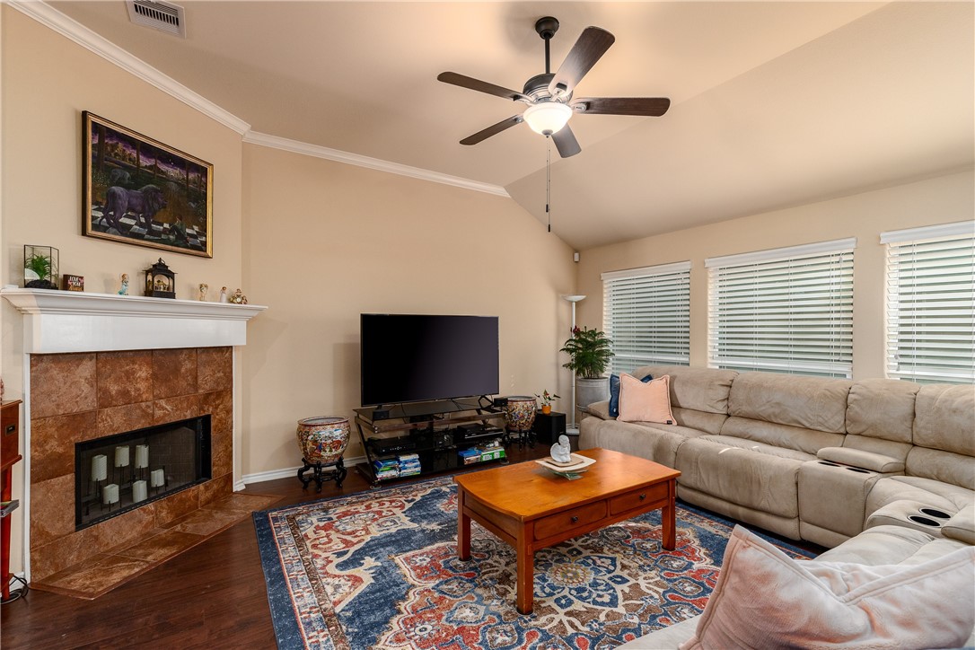 305 Hogan Portland, TX 78374 - Photo 6 of 40