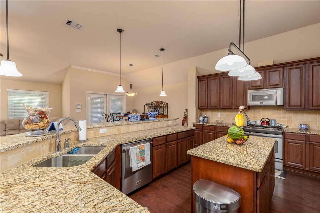305 Hogan Portland, TX 78374 - Photo 10 of 40