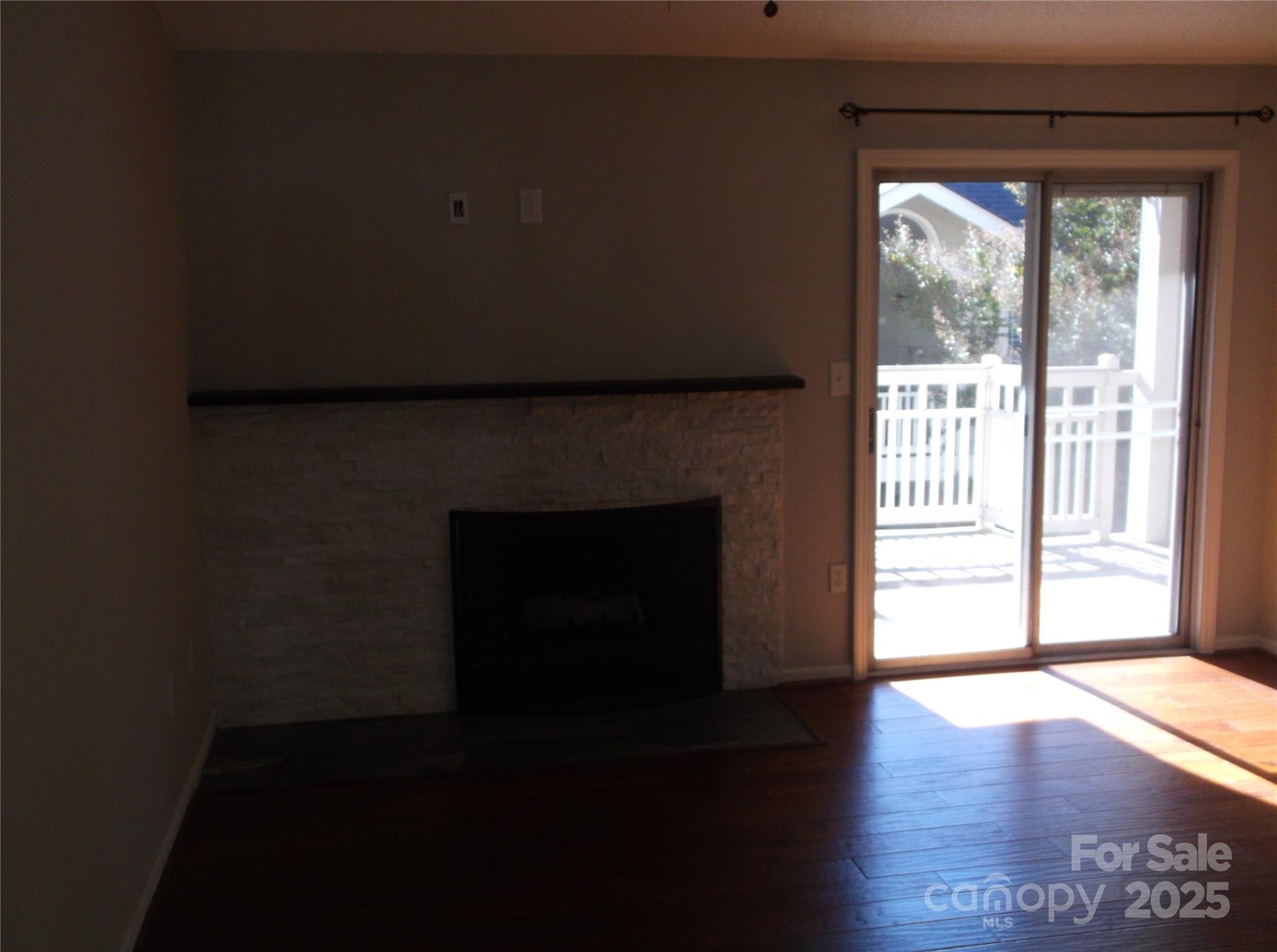 5007 Sharon Road, Unit O Charlotte, NC 28210 - Photo 4 of 20 a living room with a fireplace