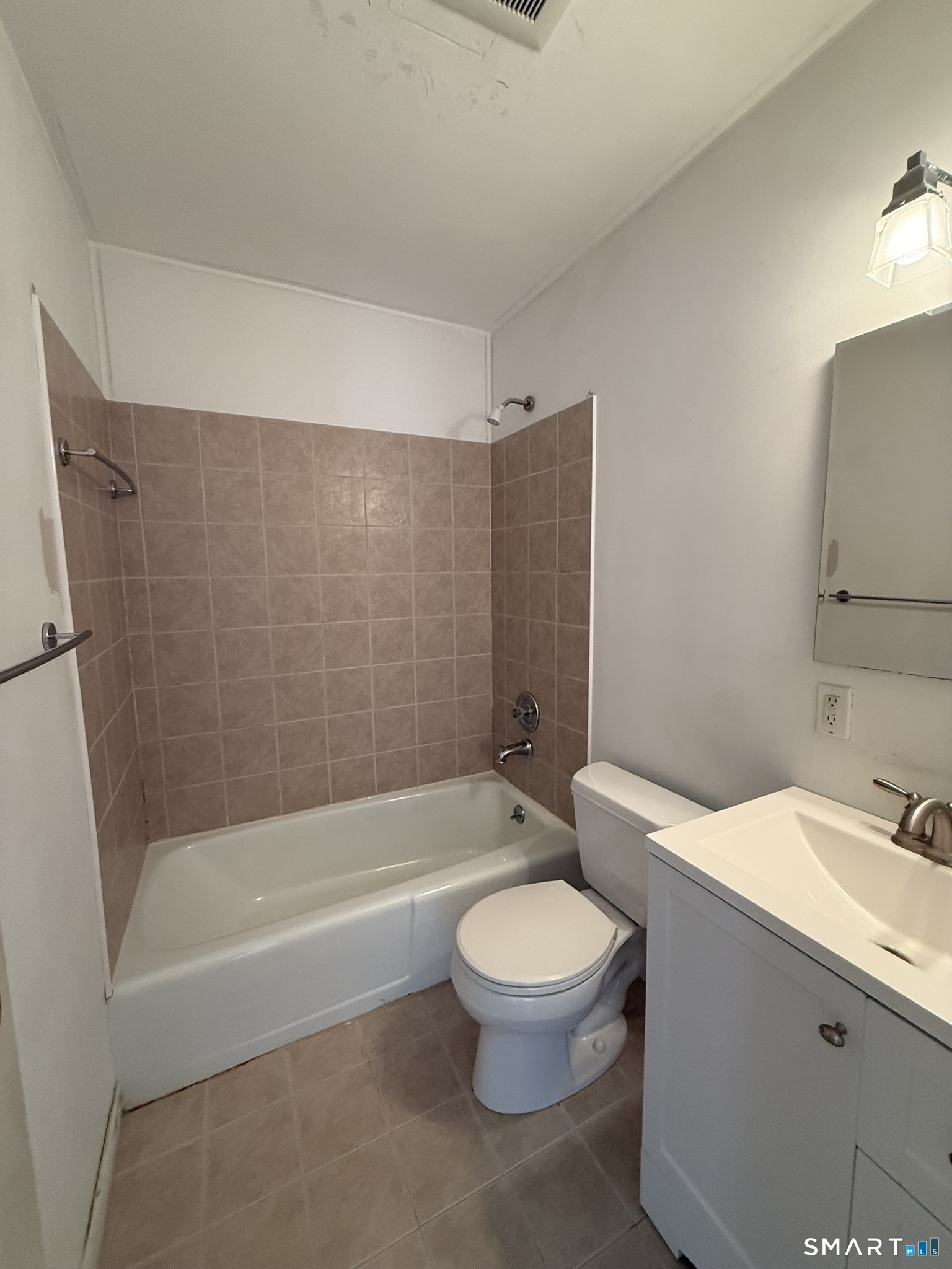 127 Black Point Road, Unit 31 East Lyme, CT 06357 - Photo 4 of 12 Full bath on upper level.