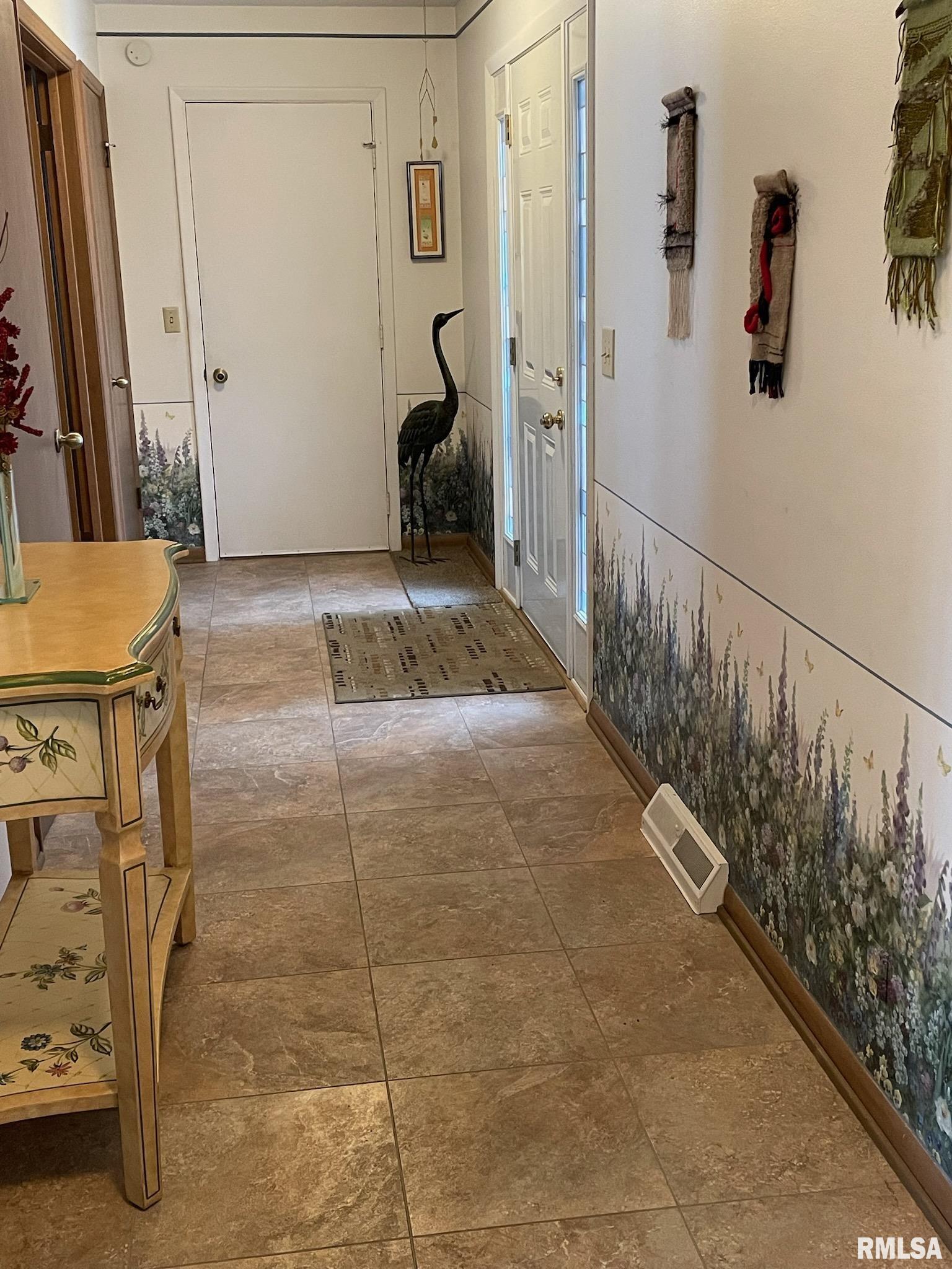 3715 Forest Road Davenport, IA 52807 - Photo 3 of 30 Gallery Image 3