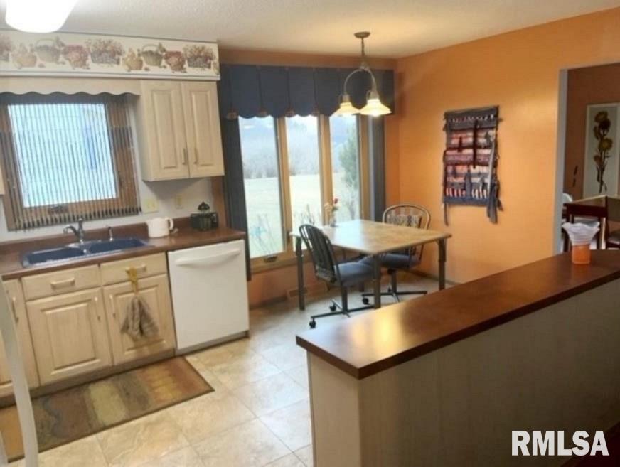 3715 Forest Road Davenport, IA 52807 - Photo 9 of 30 Gallery Image 9