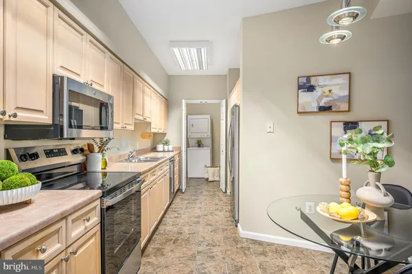 $385,000 | 19375 Cypress Ridge Terrace, Unit 114, Leesburg, VA 20176
