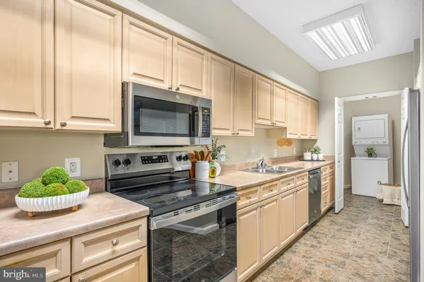 $385,000 | 19375 Cypress Ridge Terrace, Unit 114, Leesburg, VA 20176
