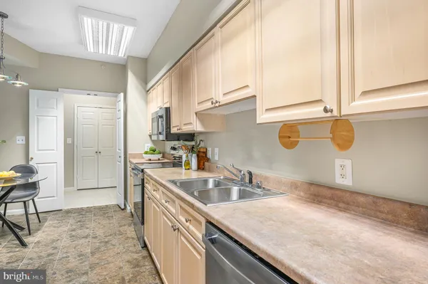 $385,000 | 19375 Cypress Ridge Terrace, Unit 114, Leesburg, VA 20176
