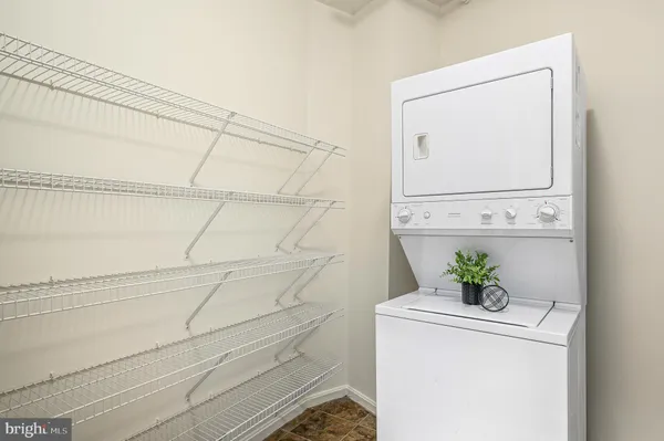 $385,000 | 19375 Cypress Ridge Terrace, Unit 114, Leesburg, VA 20176