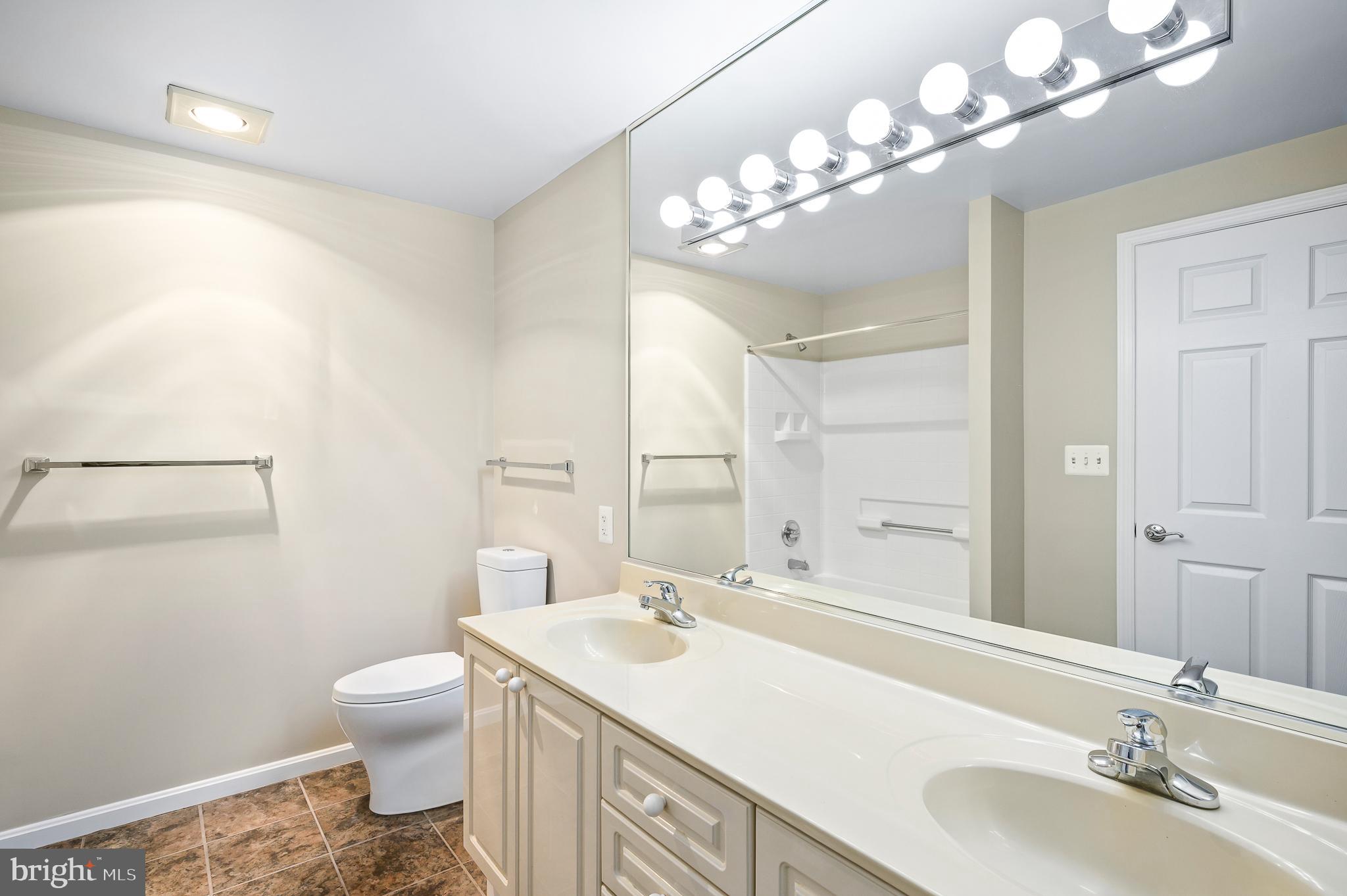 19375 Cypress Ridge Terrace, Unit 114 Leesburg, VA 20176 - Photo 25 of 41 Separate tub in Owner's bath