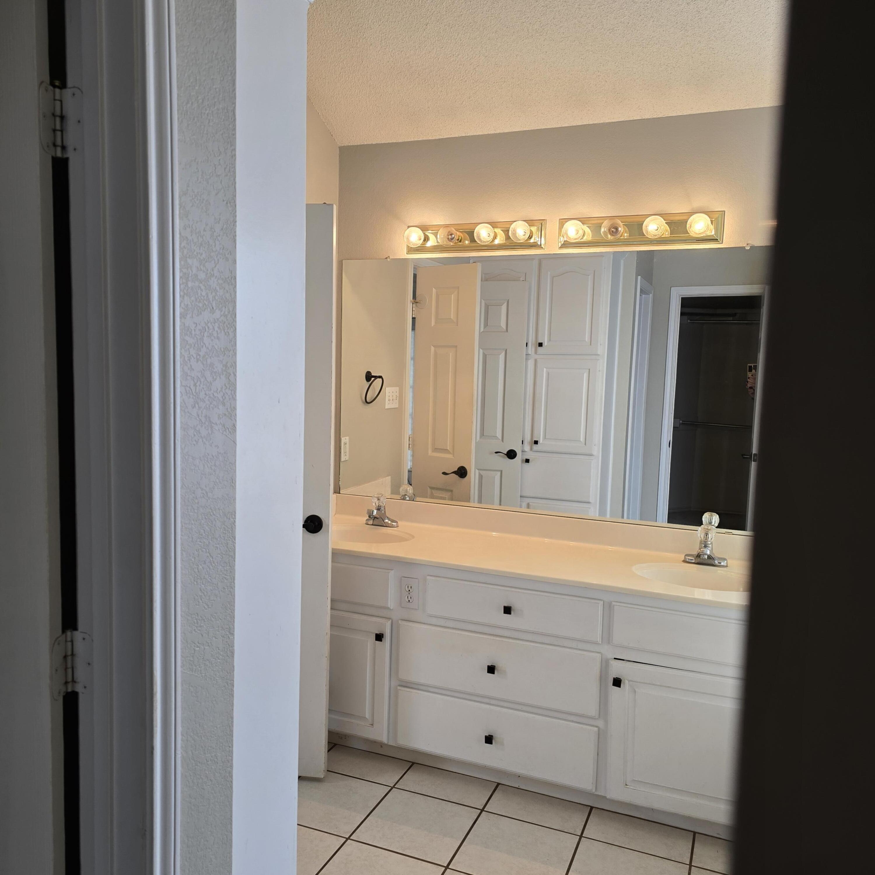 6701 Chicago Avenue Lubbock, TX 79424 - Photo 20 of 35 a view of bathroom with mirror