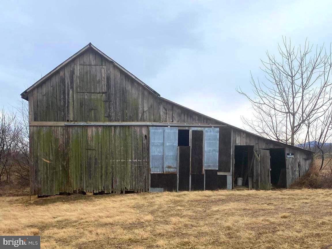 14009 Dry Run Road Clear Spring, MD 21722 - Photo 8 of 8 a backyard of a house