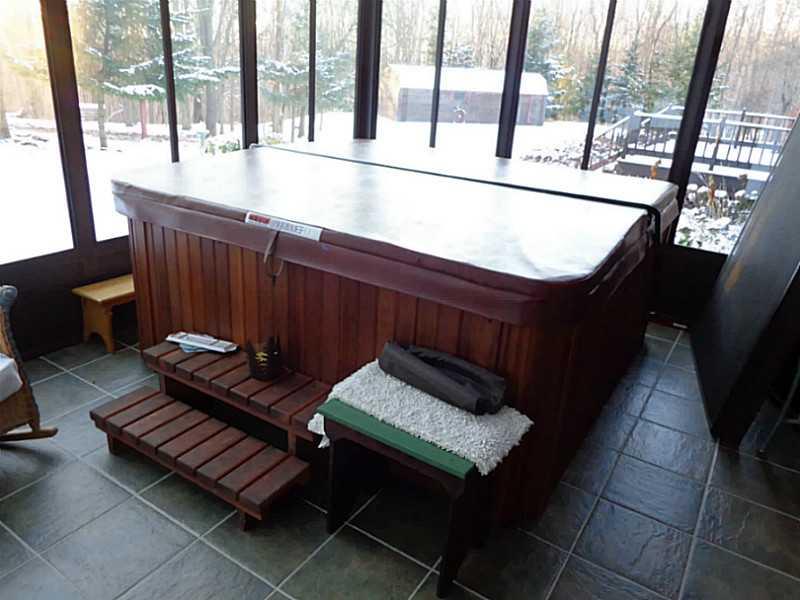 Sunroom. Hot tub