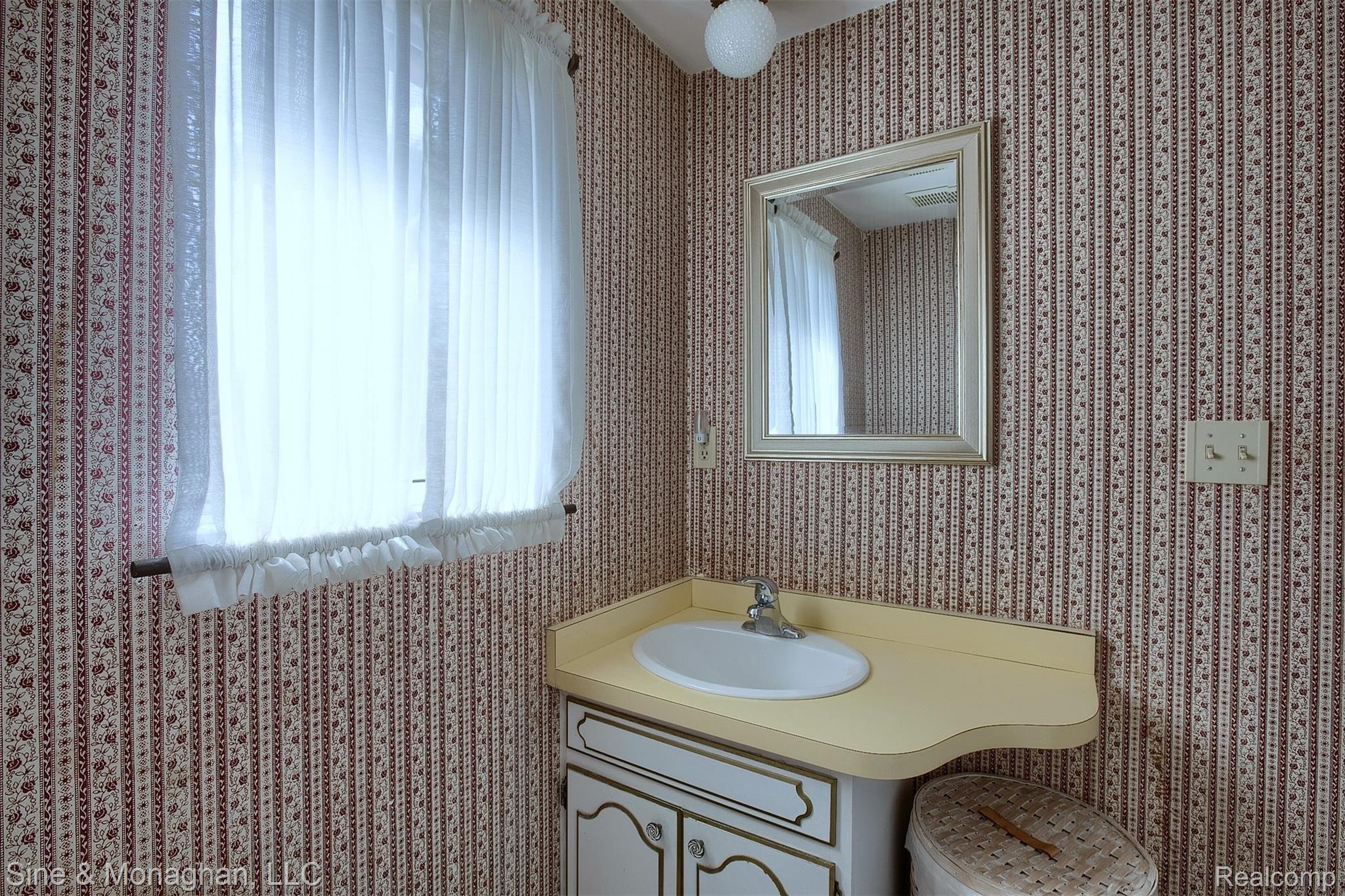 35 Vernier Road Grosse Pointe, MI 48236 - Photo 18 of 38 20-Master Bathroom.jpg