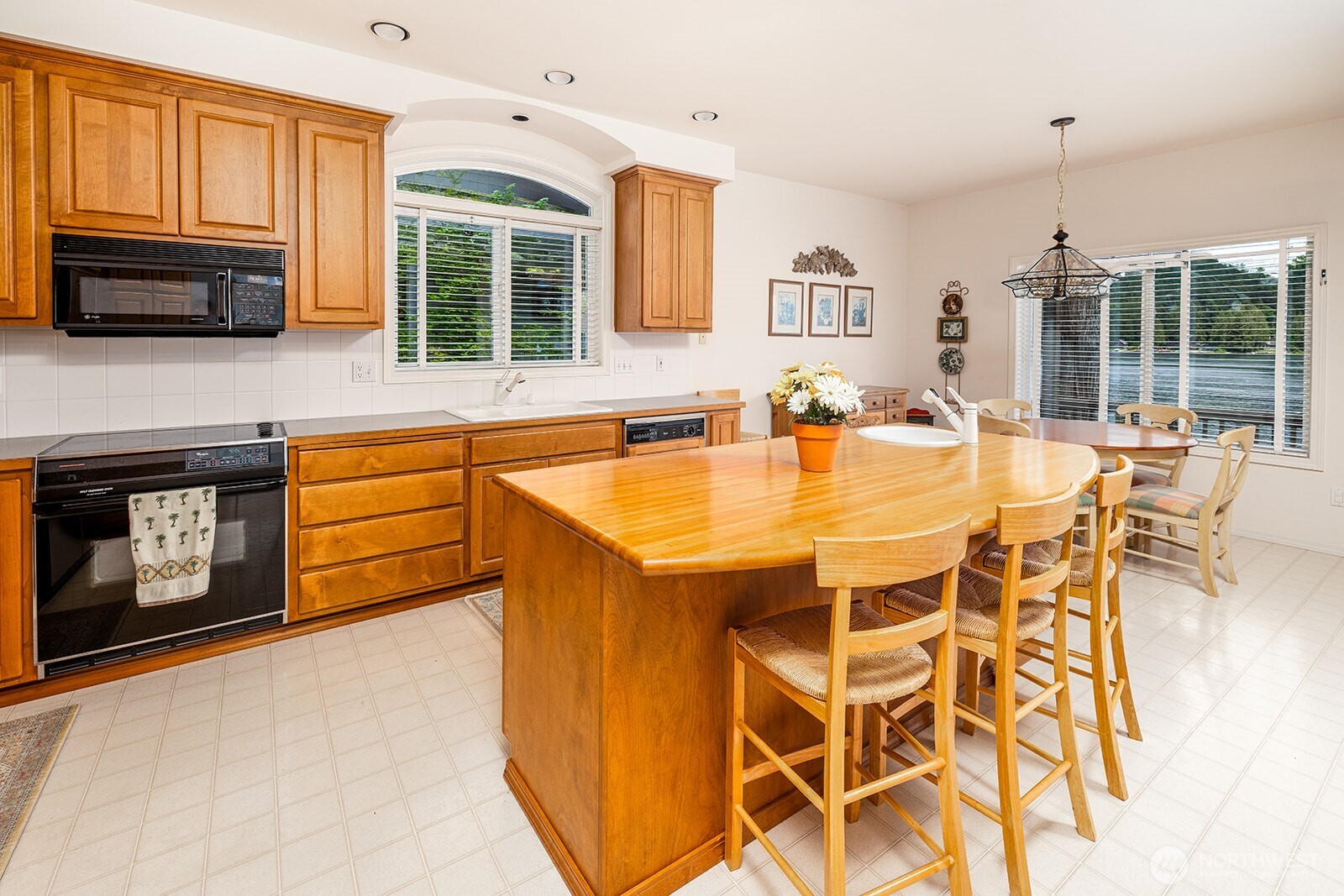 33571 Cliff Road Mount Vernon, WA 98274 - Photo 12 of 38 a dinning table and chairs in the kitchen