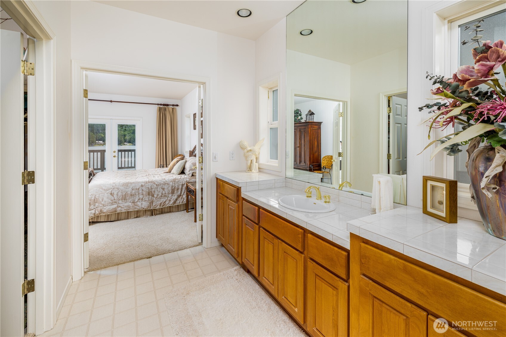 33571 Cliff Road Mount Vernon, WA 98274 - Photo 17 of 38 a en suite bathroom with sink and mirror