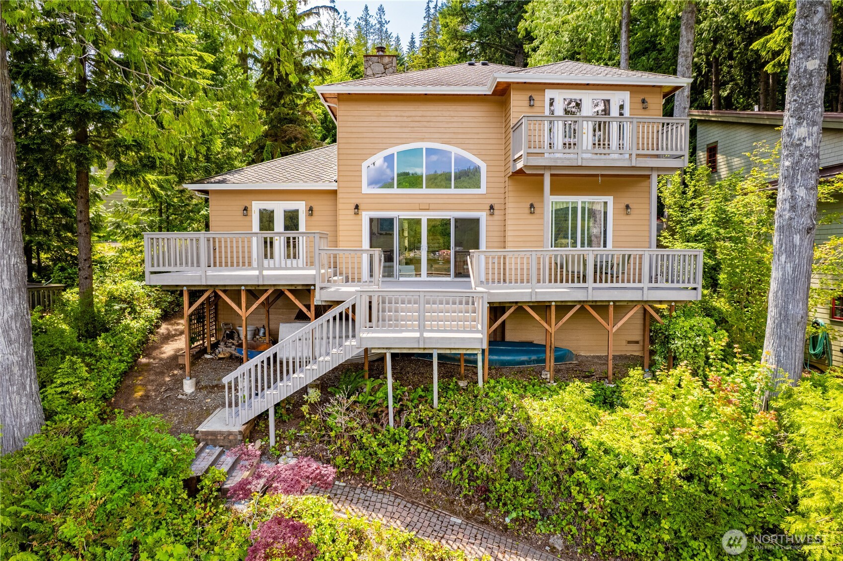 33571 Cliff Road Mount Vernon, WA 98274 - Photo 31 of 38 a front view of a house with balcony