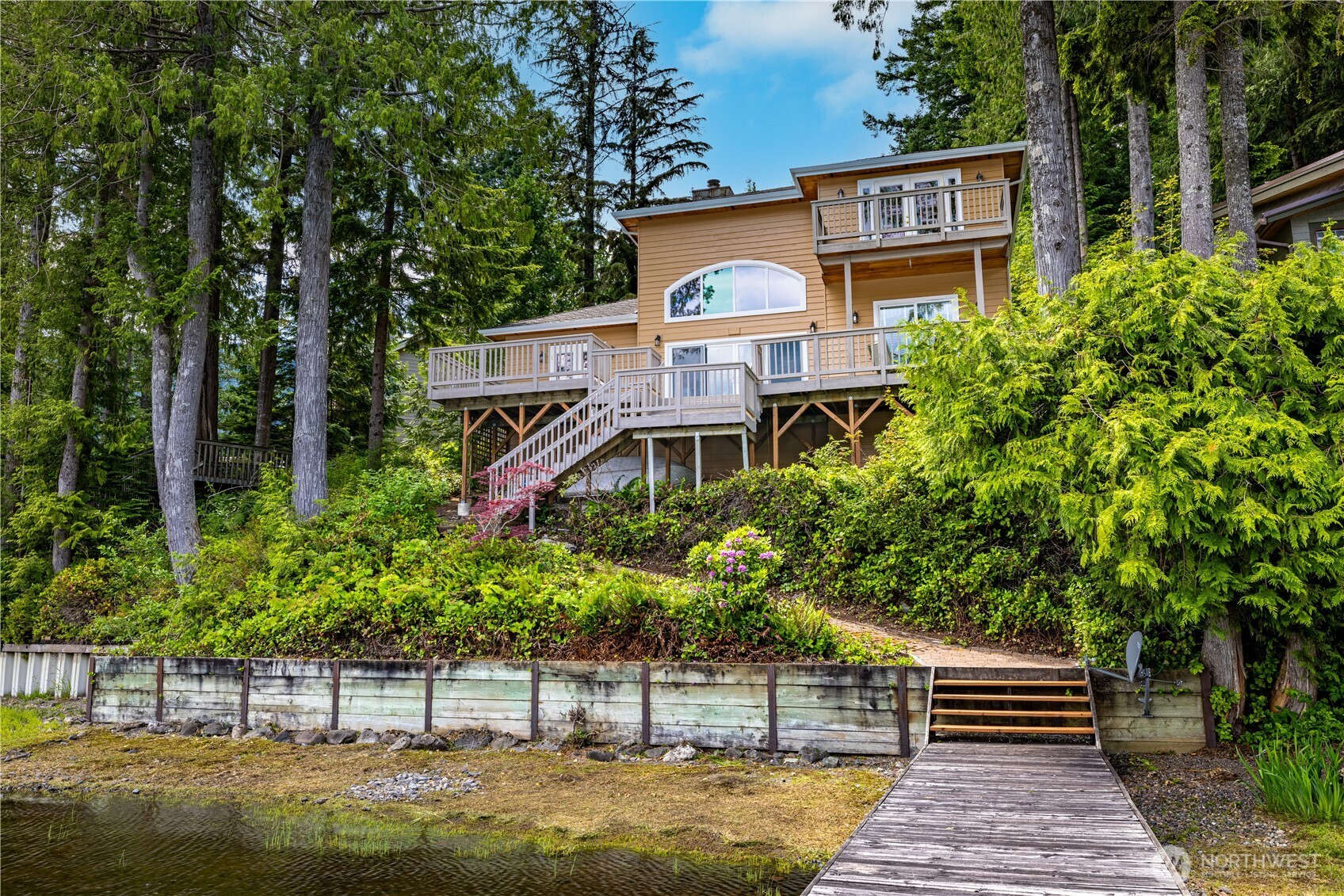 33571 Cliff Road Mount Vernon, WA 98274 - Photo 36 of 38 a front view of a house with a garden