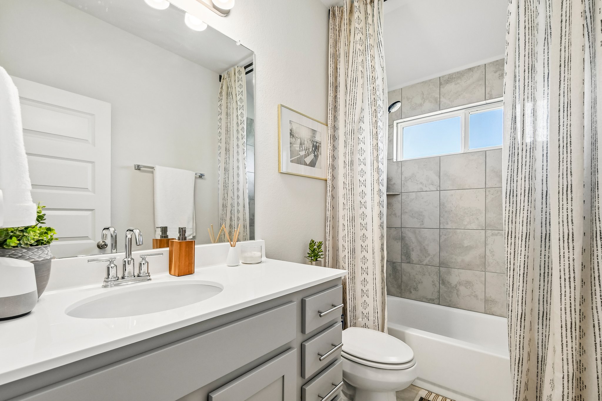 10700 Sentinel Drive Austin, TX 78747 - Photo 19 of 27 A nearby full bath keeps the front guest room setup easy and practical.