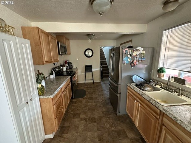1931 Santiam Road Southeast Albany, OR 97321 - Photo 7 of 44 Kitchen