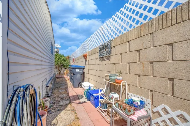 a view of entryway with patio