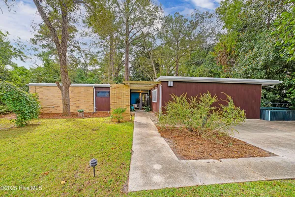 $450,000 | 4507 Country Club Road, Trent Woods, NC 28562