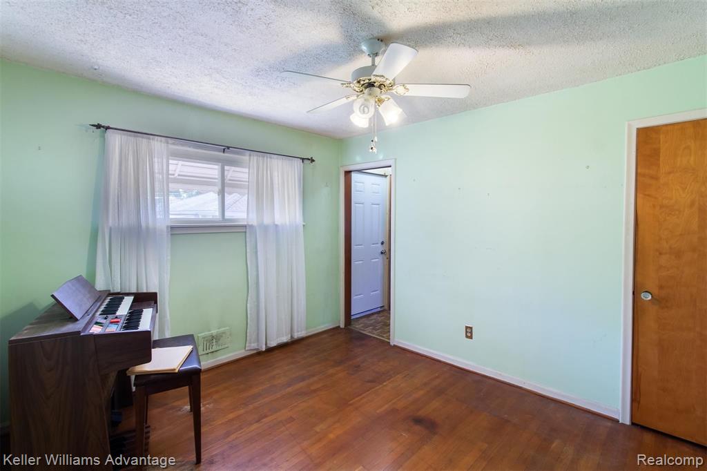 22960 Farmington Road Farmington, MI 48336 - Photo 18 of 32