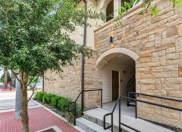 a view of entryway with garden