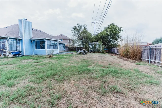 a view of a yard in front of a house