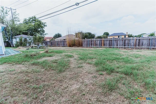 a view of a back yard