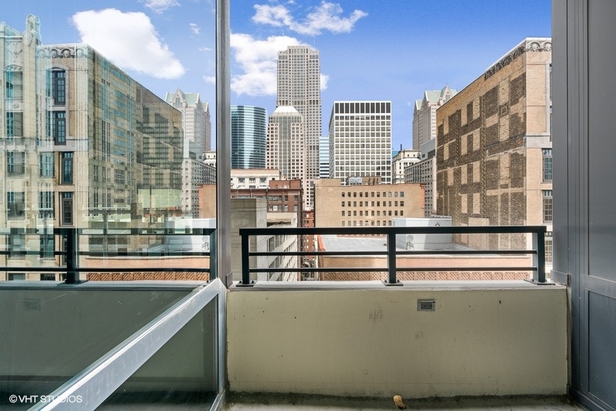 235 West Van Buren Street, Unit 1622 Chicago, IL 60607 - Photo 20 of 29 a view of a building from a balcony