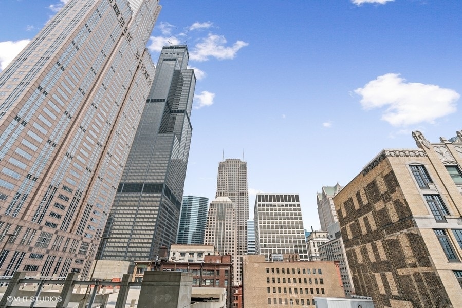 235 West Van Buren Street, Unit 1622 Chicago, IL 60607 - Photo 21 of 29 a view of a building