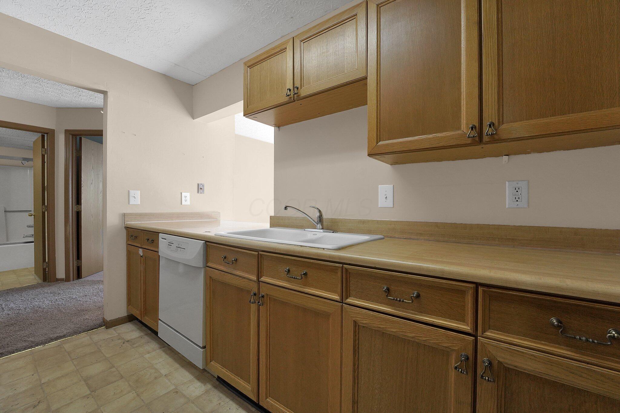 3941 Karl Road, Unit 127 Columbus, OH 43224 - Photo 8 of 27 15-web-or-mls-3941-karl-rd-127