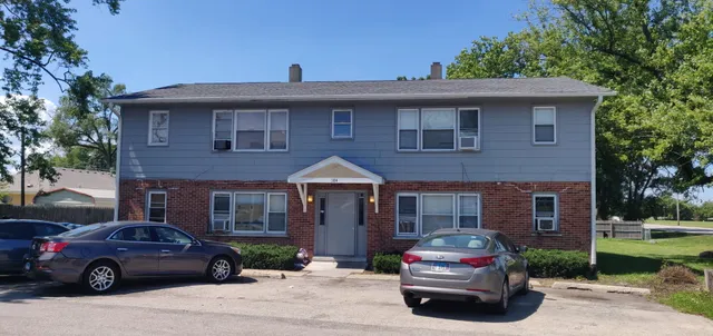$1,300 | 384 West Indian Trail, Unit 2, Aurora, IL 60506