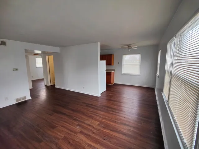 $1,300 | 384 West Indian Trail, Unit 2, Aurora, IL 60506