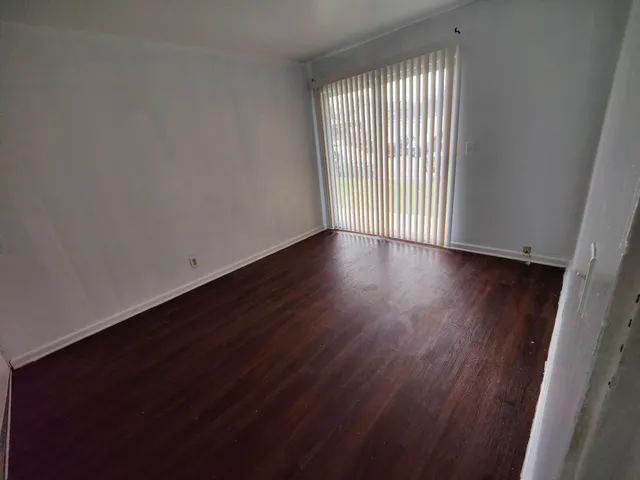 $1,300 | 384 West Indian Trail, Unit 2, Aurora, IL 60506