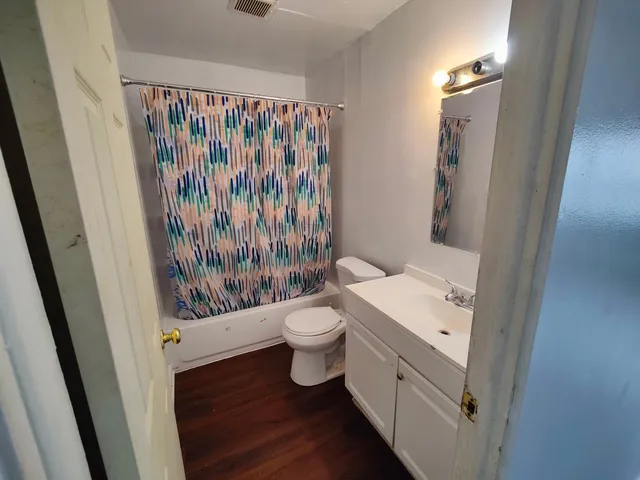 $1,300 | 384 West Indian Trail, Unit 2, Aurora, IL 60506