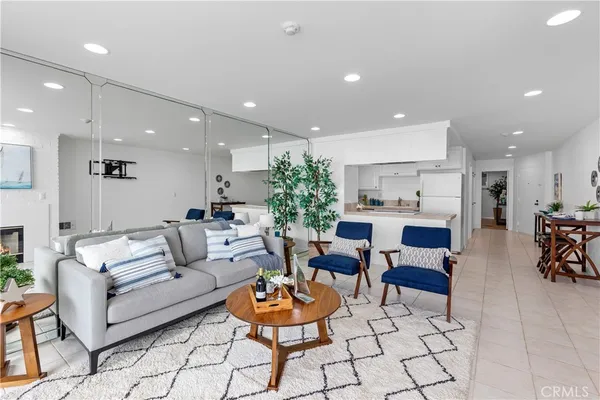 $3,795 | 615 Esplanade, Unit 105, Redondo Beach, CA 90277