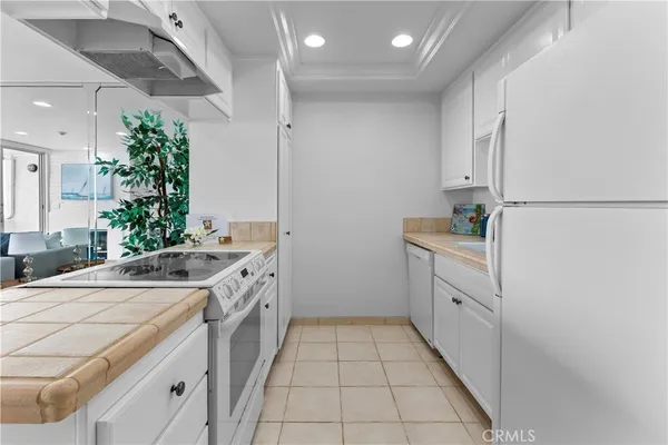 $3,795 | 615 Esplanade, Unit 105, Redondo Beach, CA 90277