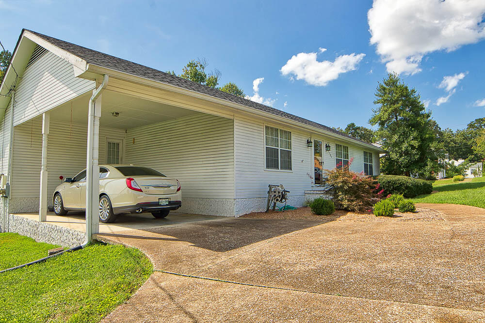 1131 Greens Lake Road East Ridge, TN 37412 - Photo 3 of 26 carport