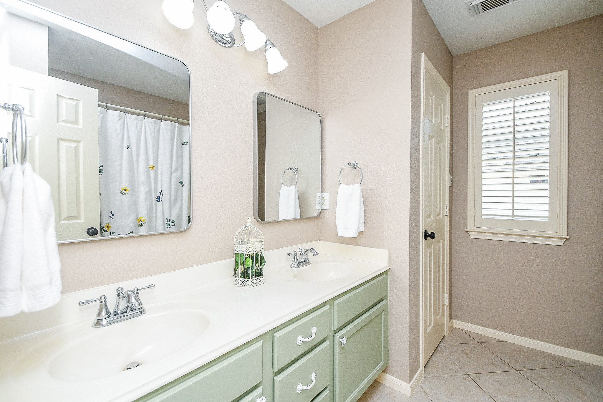 1703 Fall Ridge Circle Katy, TX 77494 - Photo 27 of 38 The upstairs bathroom is conveniently located between the bedrooms and features double sinks, a linen closet, and a tub/shower combo.