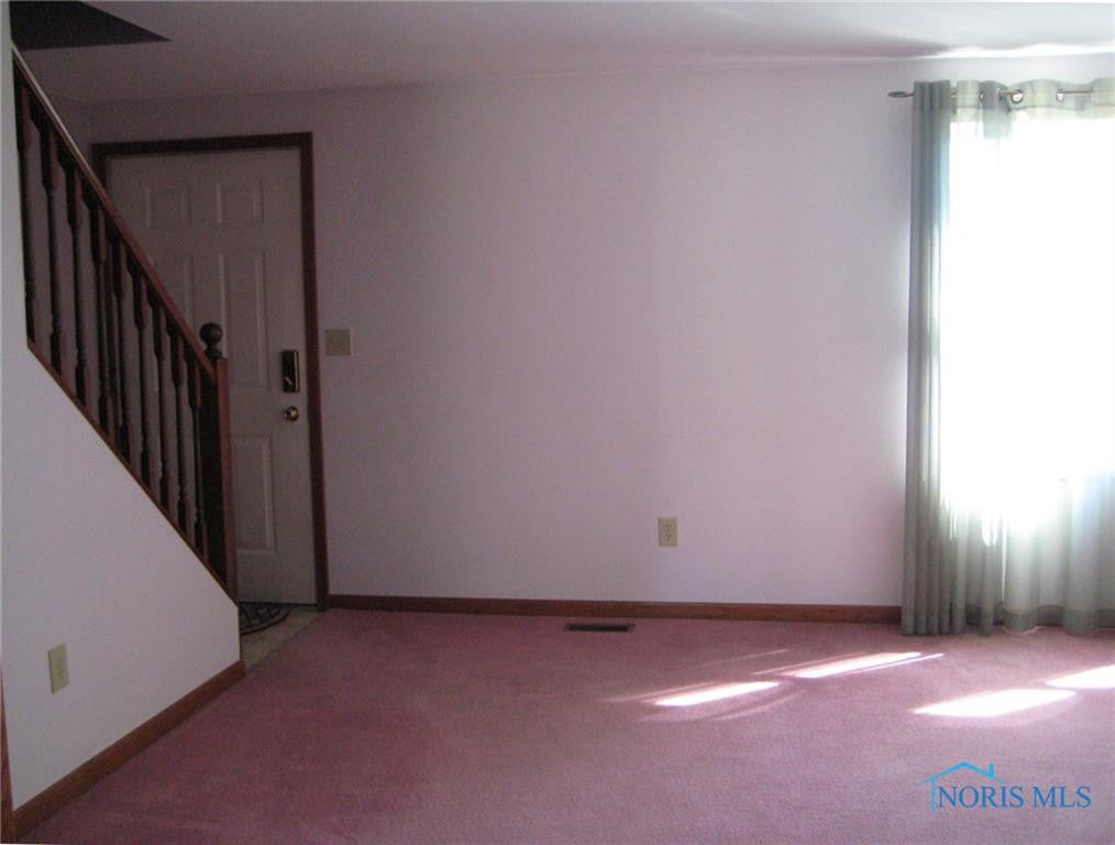 6062 Finzel Road Whitehouse, OH 43571 - Photo 7 of 27 Bright & sunny living room