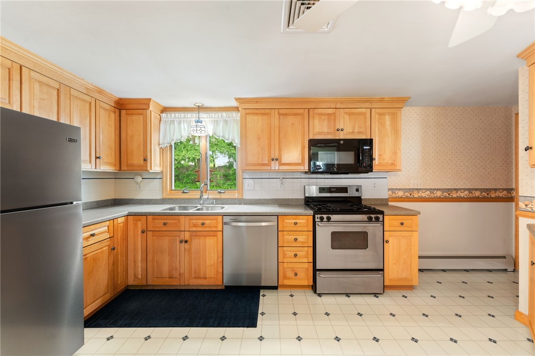 15 Rutland Street Warwick, RI 02888 - Photo 8 of 47