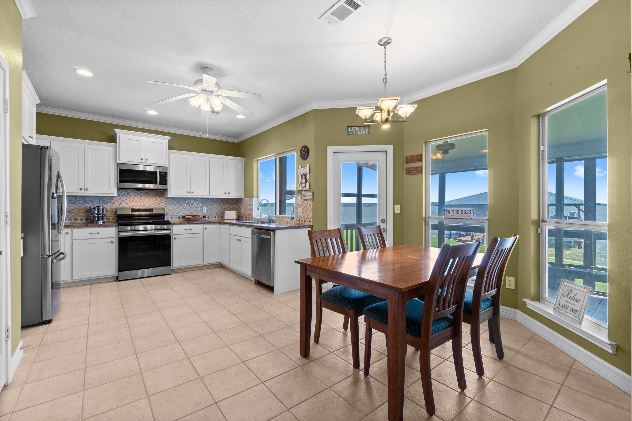 237 Vivian Road Onalaska, TX 77360 - Photo 11 of 49 Breakfast area