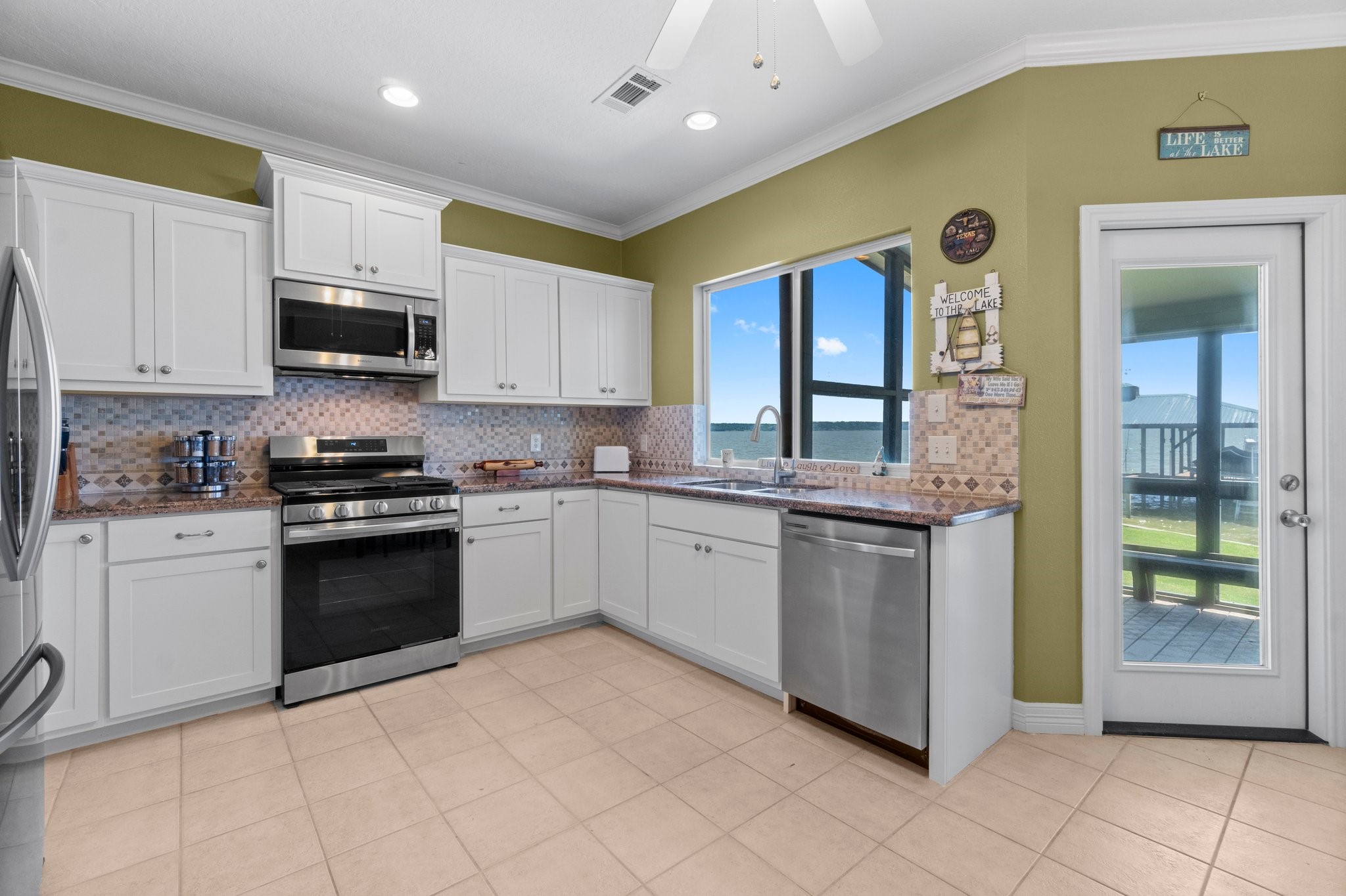 237 Vivian Road Onalaska, TX 77360 - Photo 14 of 49 Upgraded cabinets, stainless appliances and granite counter tops!