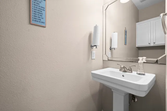 $850,000 | 237 Vivian Road, Onalaska, TX 77360