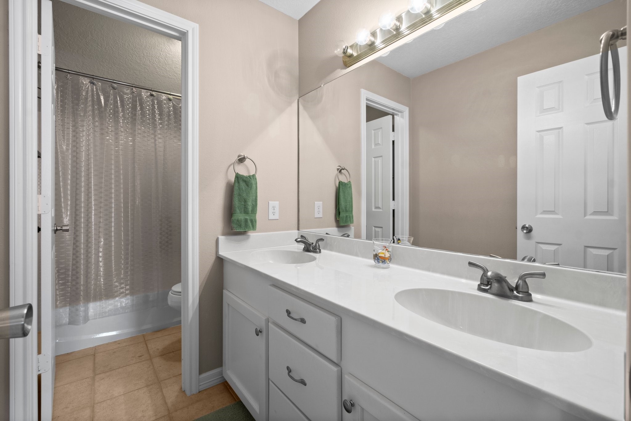 237 Vivian Road Onalaska, TX 77360 - Photo 31 of 49 Upstairs Bathroom