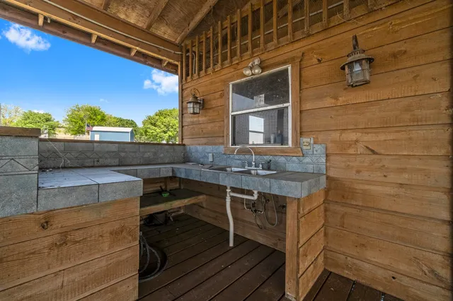 $850,000 | 237 Vivian Road, Onalaska, TX 77360