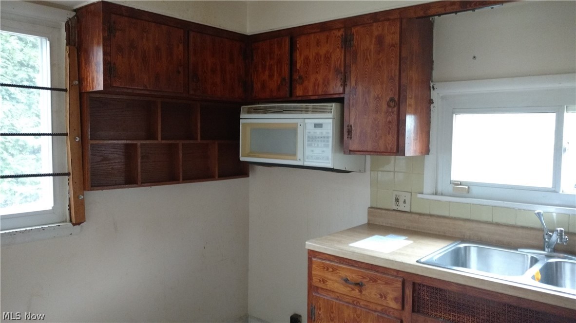 1057 Reed Avenue Akron, OH 44306 - Photo 9 of 10 kitchen