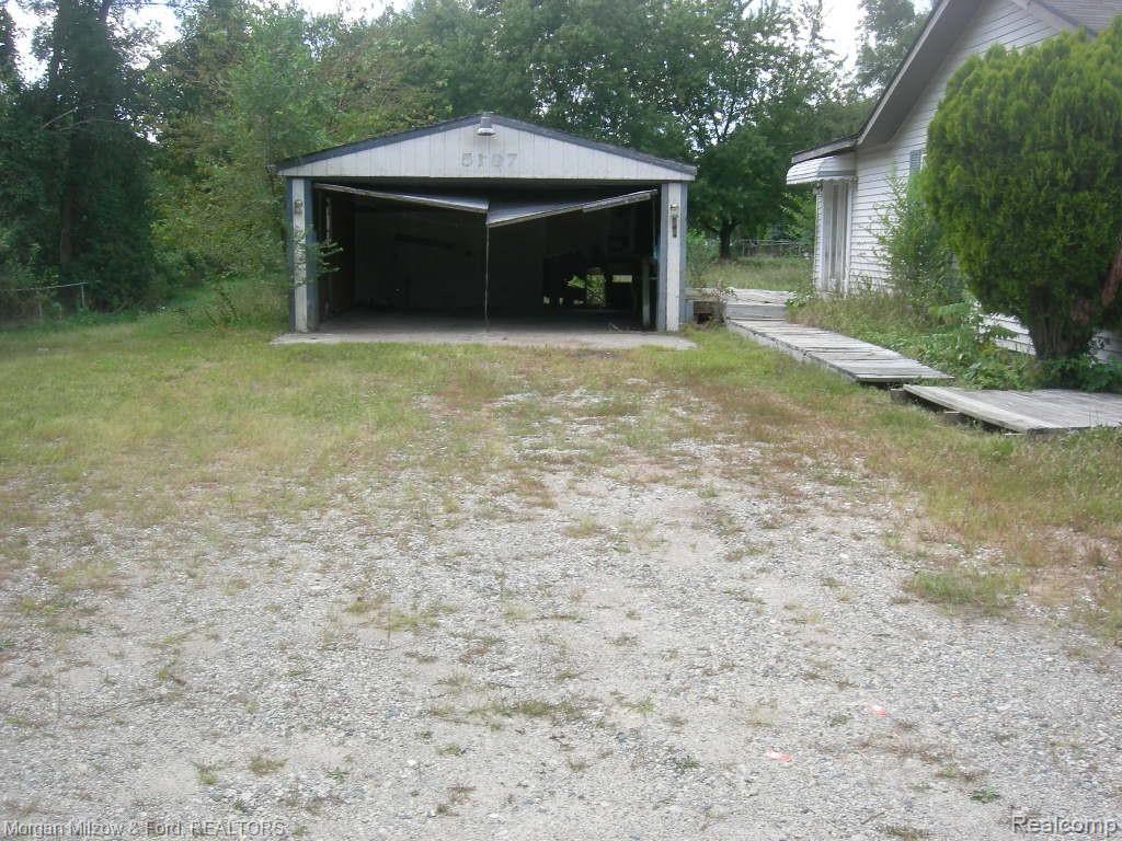5197 Westview Road Clarkston, MI 48346 - Photo 11 of 11 Driveway