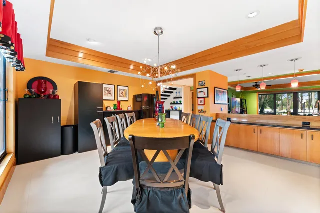 a very nice looking room with a big room