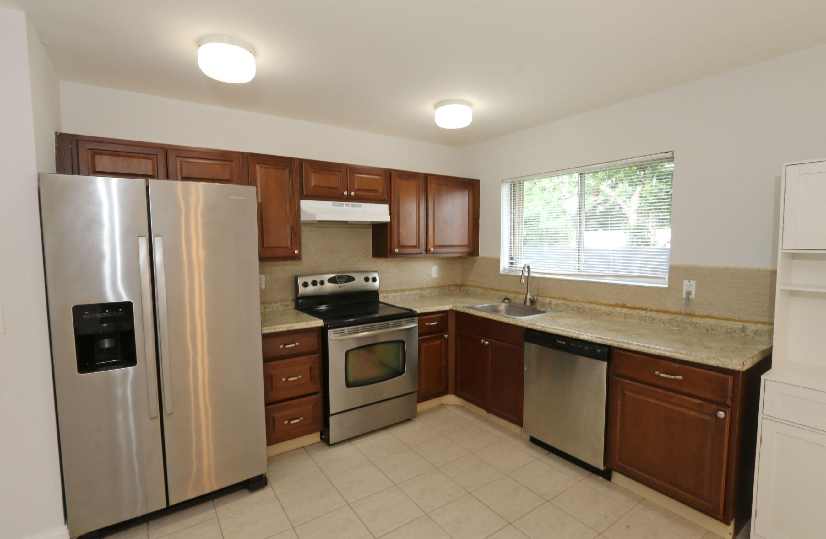 400 Southwest Ruffner Court Port St. Lucie, FL 34953 - Photo 9 of 27 Kitchen